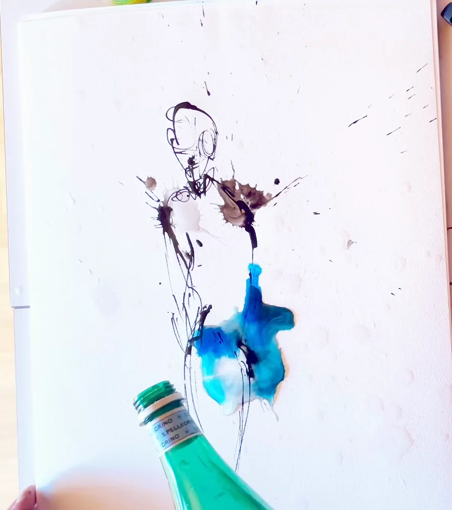 Une figure à l’encre traversée de bleus et de violets